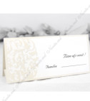 <p>Card de masă pentru nuntă sau alte evenimente cu motive reliefate, în interiorul căruia este un compartiment (buzunărel) care poate fi folosit ca plic pentru bani. Prețul cardului include tipărirea textului (color sau negru).</p>