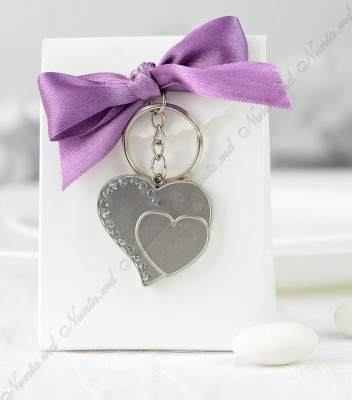 <p>Mărturie de nuntă de culoare albă decorată cu o fundiță mov și accesorii metalice în formă de inimă. Se oferă în dar invitaților în semn de mulțumire pentru prezența la eveniment.&nbsp;</p>