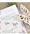 <p>Stoc limitat.</p><p>Invitație de nuntă de tip papirus. Cartonașul pe care se printează textul este decorat cu un print floral, ulterior se rulează și se introduce într-o cutie hexagonală gri car are rol de plic. Cutia este decorată cu un fluture de culoare crem decupat prin tehnica laser.</p>