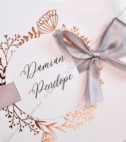 <p>Invitatie de nunta eleganta, cu motive florale realizate din tipar folio de culoare aramiu. Panglica satin de culoare gri-rose completeaza eleganta invitatiei. Plicul este inclus in pret.</p>