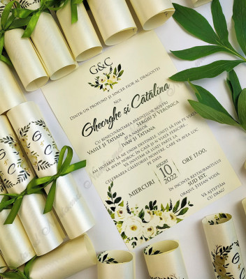 <p>Invitație de nuntă confecţionată dintr-un carton de culoare bej şi diverse imprimeuri florale. Se rulează şi se face tubuşor.</p><p>&nbsp;Tubul are ca accesoriu o fundiţă.</p><p>Design-ul poate fi modificat.&nbsp;</p>