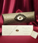 <p>Invitație de nuntă confecționată dintr-un carton bej destinat printării textului, decorat cu o pietricică. Se introduce într-un plic maro cu print clasic în relief, care are decupat o ferestruică prin care se vede pietricica de pe cartonaș.</p>