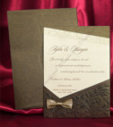 <p>Invitație de nuntă confecționată dintr-un carton bej destinat printării textului, care se introduce într-un plic maro mat cu motive florale în relief, decorat cu o fundiță.</p>
