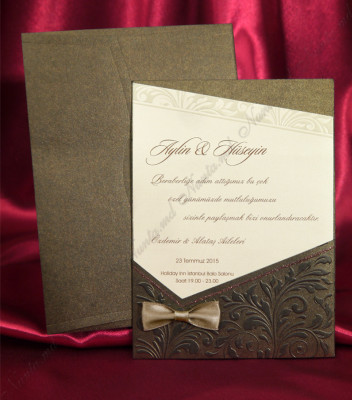 <p>Invitație de nuntă confecționată dintr-un carton bej destinat printării textului, care se introduce într-un plic maro mat cu motive florale în relief, decorat cu o fundiță.</p>