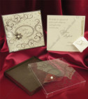 <p>Invitație de nuntă confecționată dintr-un carton bej destinat tipăririi textului, care se introduce într-o cutie de carton, acoperită de un plastic transparent cu model floral reliefat și o perlă.</p>