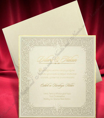 <p>Invitație de nuntă confecționată dintr-un carton crem sidefat, destinat tipăririi textului cu ornamente clasice reliefate pe margini, care se anexează pe un carton dur. Invitația include plic bej sidefat.</p>