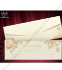 <p>Invitație de nuntă realizata dintr-un carton gros de culoare crem cu imprimeuri florale în partea de sus a invitației. Marginile sunt de un auriu lucios. Plicul este de culoare crem cu imprimeuri florale</p>