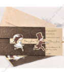 <p>Invitație de nuntă haioasă, confecționată din carton de culoare maro cu ornament floral în relief. Accesorizată cu o panglică care prin tragerea acesteia este vizibil textul invitației și mireasa prinsă de mire.&nbsp;</p>