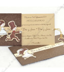 <p>Invitație de nuntă haioasă, confecționată din carton de culoare maro cu ornament floral în relief. Accesorizată cu o panglică care prin tragerea acesteia este vizibil textul invitației și mireasa prinsă de mire.&nbsp;</p>