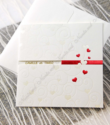 <p>Invitație de nuntă clasică, realizată dintr-un carton ce se pliază în două părți egale pe orizontală. Coperta este decorată cu filigrane și inimi roșii. Textul se printează în interiorul invitaţiei. În preț este inclus și plicul alb.</p>