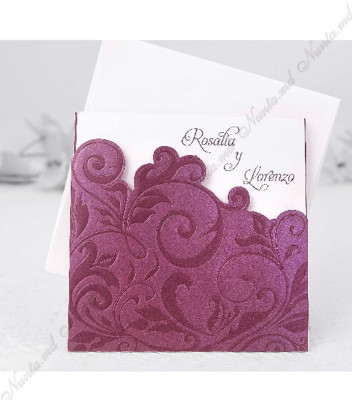 <p>Invitație de nuntă deosebit de elegantă, de culoare mov-vișiniu sidefat, cu model floral în relief. Interiorul invitaţiei este de culoare albă, destinat imprimării textului. În preţ este inclus şi plicul de culoare albă.</p>