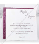 <p>Invitație de nuntă deosebit de elegantă, de culoare mov-vișiniu sidefat, cu model floral în relief. Interiorul invitaţiei este de culoare albă, destinat imprimării textului. În preţ este inclus şi plicul de culoare albă.</p>