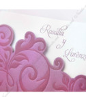 <p>Invitație de nuntă deosebit de elegantă, de culoare mov-vișiniu sidefat, cu model floral în relief. Interiorul invitaţiei este de culoare albă, destinat imprimării textului. În preţ este inclus şi plicul de culoare albă.</p>