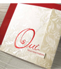 <p>Invitație de nuntă confecționată dintr-un carton alb cu model floral sidef în relief, având imprimat pe exterior cuvântele "DA ne căsătorim" în nuanță roșie, sidef. Invitaţia se pliază în 3 pe verticală. Interiorul este prevăzut cu o foiță de calc destinată textului. În preț este inclus plicul roșu.</p>