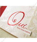 <p>Invitație de nuntă confecționată dintr-un carton alb cu model floral sidef în relief, având imprimat pe exterior cuvântele "DA ne căsătorim" în nuanță roșie, sidef. Invitaţia se pliază în 3 pe verticală. Interiorul este prevăzut cu o foiță de calc destinată textului. În preț este inclus plicul roșu.</p>