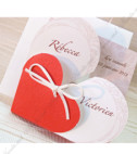 <p>Invitație de nuntă superbă, confecționată dintr-un carton mat de culoare albă în formă de inimă. Având drept accesoriu o inimioară roșie cu o mică fundiță din sfoară. La deschiderea invitației se formează o floare în interiorul căreia este scris textul. (Stoc limitat)</p>