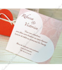 <p>Invitație de nuntă superbă, confecționată dintr-un carton mat de culoare albă în formă de inimă. Având drept accesoriu o inimioară roșie cu o mică fundiță din sfoară. La deschiderea invitației se formează o floare în interiorul căreia este scris textul. (Stoc limitat)</p>