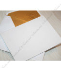 <p>Invitație de nuntă confecționată din carton alb reliefat. Se pliază în două părți egale pe orizontală. În preț este inclus plic alb cu interior auriu.</p>