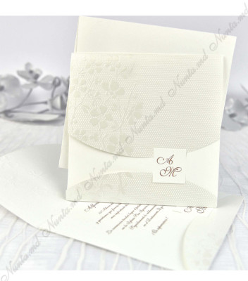 <p>Invitație de nuntă clasică care se pliază pe orizontală în trei părți. Coperta conține aplicații florale în relief. Textul se printează pe partea din mijloc. Coperțile de sus și de jos sunt susținute de un părtrat decupat din partea de mijloc pe care se poate printa inițialele mirilor. În preț este inclus plic crem.</p>