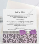<p>Invitație de nuntă de culoare albă cu motive florale negre și roz în partea de jos, accesorizată cu o panglică mov și o perlă. Textul se printează pe partea de sus a cartonașului. În prețul invitației este inclus inclus plic alb sidefat.</p>