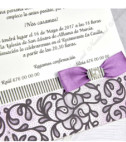 <p>Invitație de nuntă de culoare albă cu motive florale negre și roz în partea de jos, accesorizată cu o panglică mov și o perlă. Textul se printează pe partea de sus a cartonașului. În prețul invitației este inclus inclus plic alb sidefat.</p>