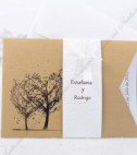 <p>Invitație de nuntă elegantă, de culoare maro cu print al copacului iubirii, în formă de plic cu teacă albă cu model floral în relief, fundă albă de organza și un bilețel pe care se notează numele mirilor. Cartonul cu textul este de culoare albă, se glisează spre stânga pentru a facilita citirea textului. În prețul invitației este inclus plic alb. (Stoc limitat)</p>