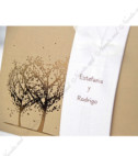 <p>Invitație de nuntă elegantă, de culoare maro cu print al copacului iubirii, în formă de plic cu teacă albă cu model floral în relief, fundă albă de organza și un bilețel pe care se notează numele mirilor. Cartonul cu textul este de culoare albă, se glisează spre stânga pentru a facilita citirea textului. În prețul invitației este inclus plic alb. (Stoc limitat)</p>