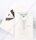<p>Invitație de nuntă cu designul unei rochii de mireasă ce cuprinde un carton argintiu texturat, pe care se imprimă textul. Invitația este accesorizată cu o panglică din organza albă, ce decorează sub forma unui corset teaca invitației. Pe plic este printat costumul mirelui, ce se asortează cu invitația.</p><p>Stoc limitat</p>