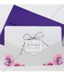 <p>Invitație de nuntă decorată cu motive florale, tip acuarelă și aplicații folio. Invitația este compusă din trei piese: biletul exterior - pe care se pot imprima scurte detalii ale evenimentului, biletul interior - unde se poate imprima textul și teaca invitației. Invitația este accesorizată cu o fundiță alb-negru. În prețul invitației este inclus plic mov.</p>