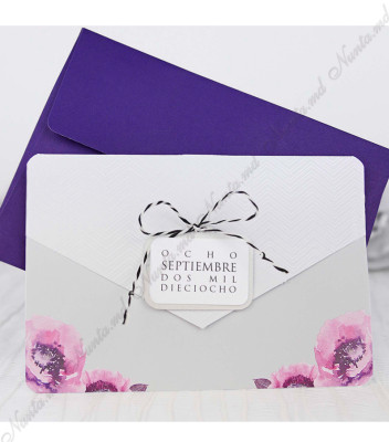 <p>Invitație de nuntă decorată cu motive florale, tip acuarelă și aplicații folio. Invitația este compusă din trei piese: biletul exterior - pe care se pot imprima scurte detalii ale evenimentului, biletul interior - unde se poate imprima textul și teaca invitației. Invitația este accesorizată cu o fundiță alb-negru. În prețul invitației este inclus plic mov.</p>