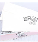 <p>Stoc Limitat</p><p>Invitație de nuntă desprinsă dintr-un romantic peisaj clasic și retro. Partea superioară are două inimi decupate prin care se pot vedea numele mirilor tipărite în conținutul textului din interior. Invitația este decorată cu accesoriu mașina - cu cei doi miri care pornesc în luna de miere atașată cu o fundiță alb-negru de invitație. Prețul invitației include plic.</p>