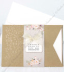 <p>Invitație de nuntă elegantă, de culoare maro cu motive florale în formă de plic în partea stângă şi cu teacă ornamentată cu flori, etichetă pe care se notează datele evenimetului și fundiță de culoare piersic. Cartonul cu textul este de culoare albă cu motive floarle și se glisează spre stânga pentru a facilita citirea textului. În prețul invitației este inclus un plic.</p>