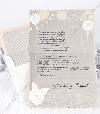 <p>Invitație de nuntă elegantă în tonuri pastelate și moderne. Cartonașul cu text se pliază în trei părți. Decorațiunile ce împodobesc invitația sunt în tonuri clasice de ivory, bej și crem. Pe anumite elemente este aplicat foliă crem pentru un plus de eleganță. În prețul invitației este inclus plic în același stil. (Stoc limitat)</p>