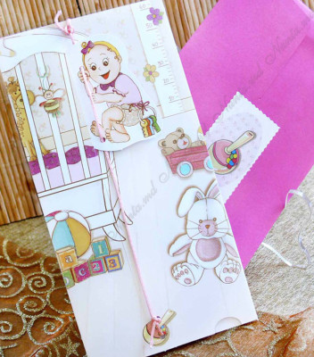 <p>Invitație de botez haioasă realizată din două părți. Din interior glisează, cu ajutorul unei sfoare, un cartonaș alb pe care este tipărit textul, iar prin deplasarea acestuia fetița prezentată pe copertă coboară din pătuț. Invitația conține plic roz.</p><p><strong>Setul poate fi completat cu:</strong></p><p>•&nbsp;&nbsp;&nbsp;&nbsp;&nbsp;&nbsp;&nbsp;&nbsp; Aranjare la mese;</p><p>•&nbsp;&nbsp;&nbsp;&nbsp;&nbsp;&nbsp;&nbsp;&nbsp; Cartea de urări;</p><p>•&nbsp;&nbsp;&nbsp;&nbsp;&nbsp;&nbsp;&nbsp;&nbsp; Plic de bani;</p><p>•&nbsp;&nbsp;&nbsp;&nbsp;&nbsp;&nbsp;&nbsp;&nbsp; Număr la masă etc.</p><p>•&nbsp;&nbsp;&nbsp;&nbsp;&nbsp;&nbsp;&nbsp;&nbsp; Bomboniera</p><p>•&nbsp;&nbsp;&nbsp;&nbsp;&nbsp;&nbsp;&nbsp;&nbsp; Cutie pentru colaci</p><p>•&nbsp;&nbsp;&nbsp;&nbsp;&nbsp;&nbsp;&nbsp;&nbsp; Cutie pentru bani</p>