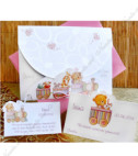 <p>Invitație de botez pentru fetițe, realizată din carton alb striat cu o copertă elegantă decorată cu flori embosate, fluturi și un trenuț cu jucării. Ca accesoriu servește fundița roză din funie. În prețul invitației este inslus plic roz.</p><p><strong>Setul poate fi completat cu:</strong></p><p>•&nbsp;&nbsp;&nbsp;&nbsp;&nbsp;&nbsp;&nbsp;&nbsp; Aranjare la mese;</p><p>•&nbsp;&nbsp;&nbsp;&nbsp;&nbsp;&nbsp;&nbsp;&nbsp; Cartea de urări;</p><p>•&nbsp;&nbsp;&nbsp;&nbsp;&nbsp;&nbsp;&nbsp;&nbsp; Plic de bani;</p><p>•&nbsp;&nbsp;&nbsp;&nbsp;&nbsp;&nbsp;&nbsp;&nbsp; Număr la masă etc.</p><p>•&nbsp;&nbsp;&nbsp;&nbsp;&nbsp;&nbsp;&nbsp;&nbsp; Bomboniera;</p><p>•&nbsp;&nbsp;&nbsp;&nbsp;&nbsp;&nbsp;&nbsp;&nbsp; Cutie pentru colaci;</p><p>•&nbsp;&nbsp;&nbsp;&nbsp;&nbsp;&nbsp;&nbsp;&nbsp; Cutie pentru bani.</p>