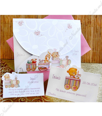 <p>Invitație de botez pentru fetițe, realizată din carton alb striat cu o copertă elegantă decorată cu flori embosate, fluturi și un trenuț cu jucării. Ca accesoriu servește fundița roză din funie. În prețul invitației este inslus plic roz.</p><p><strong>Setul poate fi completat cu:</strong></p><p>•&nbsp;&nbsp;&nbsp;&nbsp;&nbsp;&nbsp;&nbsp;&nbsp; Aranjare la mese;</p><p>•&nbsp;&nbsp;&nbsp;&nbsp;&nbsp;&nbsp;&nbsp;&nbsp; Cartea de urări;</p><p>•&nbsp;&nbsp;&nbsp;&nbsp;&nbsp;&nbsp;&nbsp;&nbsp; Plic de bani;</p><p>•&nbsp;&nbsp;&nbsp;&nbsp;&nbsp;&nbsp;&nbsp;&nbsp; Număr la masă etc.</p><p>•&nbsp;&nbsp;&nbsp;&nbsp;&nbsp;&nbsp;&nbsp;&nbsp; Bomboniera;</p><p>•&nbsp;&nbsp;&nbsp;&nbsp;&nbsp;&nbsp;&nbsp;&nbsp; Cutie pentru colaci;</p><p>•&nbsp;&nbsp;&nbsp;&nbsp;&nbsp;&nbsp;&nbsp;&nbsp; Cutie pentru bani.</p>