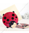 <p>Invitație de botez de forma unei buburuzei roșii. Aripioarele se deschid făcând vizibil textul imprimat în interior. Tipul cartonului simbol lucios cu detalii din lac. Drept accesoriu este o funie din piele neagră ce servește și ca antene buburuzei. Invitația conține plic de culoare crem inclus în preț.</p><p><strong>Setul poate fi completat cu:</strong></p><p>•&nbsp;&nbsp;&nbsp;&nbsp;&nbsp;&nbsp;&nbsp;&nbsp; Aranjare la mese;</p><p>•&nbsp;&nbsp;&nbsp;&nbsp;&nbsp;&nbsp;&nbsp;&nbsp; Cartea de urări;</p><p>•&nbsp;&nbsp;&nbsp;&nbsp;&nbsp;&nbsp;&nbsp;&nbsp; Plic de bani;</p><p>•&nbsp;&nbsp;&nbsp;&nbsp;&nbsp;&nbsp;&nbsp;&nbsp; Număr la masă etc.</p><p>•&nbsp;&nbsp;&nbsp;&nbsp;&nbsp;&nbsp;&nbsp;&nbsp; Bomboniera</p><p>•&nbsp;&nbsp;&nbsp;&nbsp;&nbsp;&nbsp;&nbsp;&nbsp; Cutie pentru colaci</p><p>•&nbsp;&nbsp;&nbsp;&nbsp;&nbsp;&nbsp;&nbsp;&nbsp; Cutie pentru bani</p>