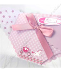 <p>Invitație de botez pentru fetițe în formă de scutec, realizată din carton roz și accesorizată cu o fundiță din satin. Textul este tipărit pe partea interioară iar numele bebelușului sau data evenimentului pot fi imprimate pe un bold din hîrtie atașat . Invitația conține plic de culoare roz inclus în preț.</p><p><strong>Setul poate fi completat cu:</strong></p><p>•&nbsp;&nbsp;&nbsp;&nbsp;&nbsp;&nbsp;&nbsp;&nbsp; Aranjare la mese;</p><p>•&nbsp;&nbsp;&nbsp;&nbsp;&nbsp;&nbsp;&nbsp;&nbsp; Cartea de urări;</p><p>•&nbsp;&nbsp;&nbsp;&nbsp;&nbsp;&nbsp;&nbsp;&nbsp; Plic de bani;</p><p>•&nbsp;&nbsp;&nbsp;&nbsp;&nbsp;&nbsp;&nbsp;&nbsp; Număr la masă etc.</p><p>•&nbsp;&nbsp;&nbsp;&nbsp;&nbsp;&nbsp;&nbsp;&nbsp; Bomboniera</p><p>•&nbsp;&nbsp;&nbsp;&nbsp;&nbsp;&nbsp;&nbsp;&nbsp; Cutie pentru colaci</p><p>•&nbsp;&nbsp;&nbsp;&nbsp;&nbsp;&nbsp;&nbsp;&nbsp; Cutie pentru bani</p>