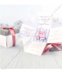 <p>Invitație de botez pentru fetițe în formă de cutiuță albă. Cutia conține în interior elemente cu folio crem și un costumaș roz alipit, iar textul imprimat pe cele 4 fețe interioare. Capacul este de culoare gri cu model-folio transparent iar drept accesoriu servește fundița roz din satin.</p><p><strong>Setul poate fi completat cu:</strong></p><p>•&nbsp;&nbsp;&nbsp;&nbsp;&nbsp;&nbsp;&nbsp;&nbsp; Aranjare la mese;</p><p>•&nbsp;&nbsp;&nbsp;&nbsp;&nbsp;&nbsp;&nbsp;&nbsp; Cartea de urări;</p><p>•&nbsp;&nbsp;&nbsp;&nbsp;&nbsp;&nbsp;&nbsp;&nbsp; Plic de bani;</p><p>•&nbsp;&nbsp;&nbsp;&nbsp;&nbsp;&nbsp;&nbsp;&nbsp; Număr la masă etc.</p><p>•&nbsp;&nbsp;&nbsp;&nbsp;&nbsp;&nbsp;&nbsp;&nbsp; Bomboniera</p><p>•&nbsp;&nbsp;&nbsp;&nbsp;&nbsp;&nbsp;&nbsp;&nbsp; Cutie pentru colaci</p><p>•&nbsp;&nbsp;&nbsp;&nbsp;&nbsp;&nbsp;&nbsp;&nbsp; Cutie pentru bani</p>