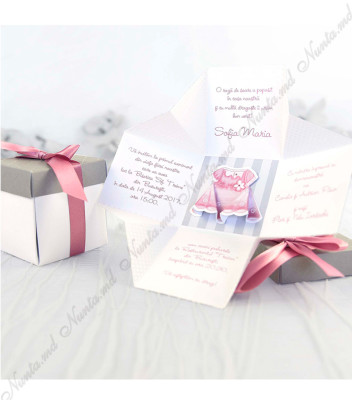 <p>Invitație de botez pentru fetițe în formă de cutiuță albă. Cutia conține în interior elemente cu folio crem și un costumaș roz alipit, iar textul imprimat pe cele 4 fețe interioare. Capacul este de culoare gri cu model-folio transparent iar drept accesoriu servește fundița roz din satin.</p><p><strong>Setul poate fi completat cu:</strong></p><p>•&nbsp;&nbsp;&nbsp;&nbsp;&nbsp;&nbsp;&nbsp;&nbsp; Aranjare la mese;</p><p>•&nbsp;&nbsp;&nbsp;&nbsp;&nbsp;&nbsp;&nbsp;&nbsp; Cartea de urări;</p><p>•&nbsp;&nbsp;&nbsp;&nbsp;&nbsp;&nbsp;&nbsp;&nbsp; Plic de bani;</p><p>•&nbsp;&nbsp;&nbsp;&nbsp;&nbsp;&nbsp;&nbsp;&nbsp; Număr la masă etc.</p><p>•&nbsp;&nbsp;&nbsp;&nbsp;&nbsp;&nbsp;&nbsp;&nbsp; Bomboniera</p><p>•&nbsp;&nbsp;&nbsp;&nbsp;&nbsp;&nbsp;&nbsp;&nbsp; Cutie pentru colaci</p><p>•&nbsp;&nbsp;&nbsp;&nbsp;&nbsp;&nbsp;&nbsp;&nbsp; Cutie pentru bani</p>