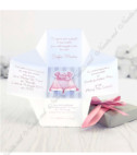 <p>Invitație de botez pentru fetițe în formă de cutiuță albă. Cutia conține în interior elemente cu folio crem și un costumaș roz alipit, iar textul imprimat pe cele 4 fețe interioare. Capacul este de culoare gri cu model-folio transparent iar drept accesoriu servește fundița roz din satin.</p><p><strong>Setul poate fi completat cu:</strong></p><p>•&nbsp;&nbsp;&nbsp;&nbsp;&nbsp;&nbsp;&nbsp;&nbsp; Aranjare la mese;</p><p>•&nbsp;&nbsp;&nbsp;&nbsp;&nbsp;&nbsp;&nbsp;&nbsp; Cartea de urări;</p><p>•&nbsp;&nbsp;&nbsp;&nbsp;&nbsp;&nbsp;&nbsp;&nbsp; Plic de bani;</p><p>•&nbsp;&nbsp;&nbsp;&nbsp;&nbsp;&nbsp;&nbsp;&nbsp; Număr la masă etc.</p><p>•&nbsp;&nbsp;&nbsp;&nbsp;&nbsp;&nbsp;&nbsp;&nbsp; Bomboniera</p><p>•&nbsp;&nbsp;&nbsp;&nbsp;&nbsp;&nbsp;&nbsp;&nbsp; Cutie pentru colaci</p><p>•&nbsp;&nbsp;&nbsp;&nbsp;&nbsp;&nbsp;&nbsp;&nbsp; Cutie pentru bani</p>