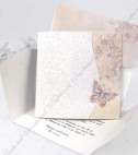 <p>Invitație de nuntă tip „felicitare” realizată dintr-un carton alb pe care se tipărește textul. Coperta este realizată dintr-un carton în nuanțe de alb și crem cu imprimeu floral în relief care se închide cu ajutorul unui fluturaș. Plicul din set este de culoare albă cu imprimeu de motive florale pe fanta de închidere.</p>