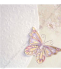 <p>Invitație de nuntă tip „felicitare” realizată dintr-un carton alb pe care se tipărește textul. Coperta este realizată dintr-un carton în nuanțe de alb și crem cu imprimeu floral în relief care se închide cu ajutorul unui fluturaș. Plicul din set este de culoare albă cu imprimeu de motive florale pe fanta de închidere.</p>