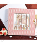 <p>Invitație de nuntă confecționată dintr-un carton roz, decorat cu inimioare în nuanțe de roz. Acesta se pliază în două părți, iar pe copertă există un decupaj al mirilor ieșind de la altar, la tragerea cartonașului se face vizibilă imaginea celor doi îndrăgostiți stând pe o bancă în parc. În preț este incul plic.&nbsp;</p>
