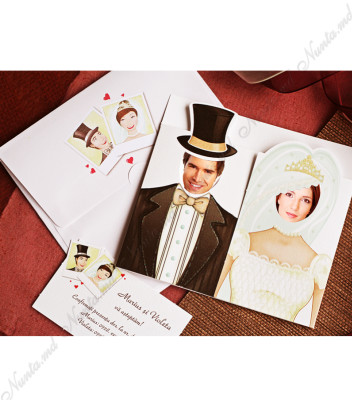 <p>Invitație de nuntă haioasă realizată dintr-un carton texturat în mijlocul căruia se printează textul. Aceasta se deschide pe mijloc iar în interior sunt amplasate poze cu mirele și mierasa. Când invitația este închisă, mirii vor aparea în vestimentație specifică nunții. În prețul invitației este inclus un plic.&nbsp;</p>