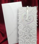 <p>Invitație de nuntă confecționată din carton gri sidefat destinat imprimării textului. Invitația este acoperită de o folie transparentă cu motive decorative sclipitoare. În preț este inclus plic gri sidefat.</p>