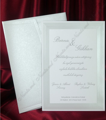 Invitație de nuntă confecționată din carton alb și chenar sidefat cu linii striate reliefate, pe care se tipărește textul. În preț este inclus plic sur sidefat.