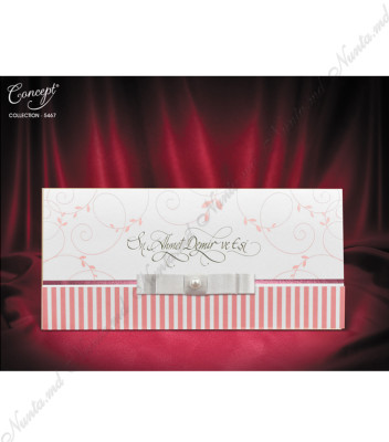 <p>Invitație de nuntă confecționată din carton sidefat și se pliază în trei părți pe orizontală. Partea de sus are imprimat un decor floral roz iar ca accesoriu servește fundița albă cu perlă.</p>