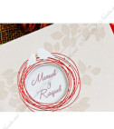 <p>Haioasă, modernă, romantică...tot ce iți poți dori la nunta ta! Invitație din carton în tonuri pastelate, cu două păsărele în cuibul decupat pe centru, asortat cu plicul de culoare roșie. Prenumele mirilor ramîn vizibile chiar și atunci cînd invitația este închisă. (Stoc limitat)</p>