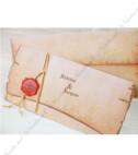 <p>Invitație de nuntă de tip papirus, realizată din carton de culoare maro-deschis și accesorizată cu un sigiliu roșu şi sfoară de culoare bej. Invitația se pliază în două pe orizontală. În preţ este inclus plicul în acelaşi design.</p>